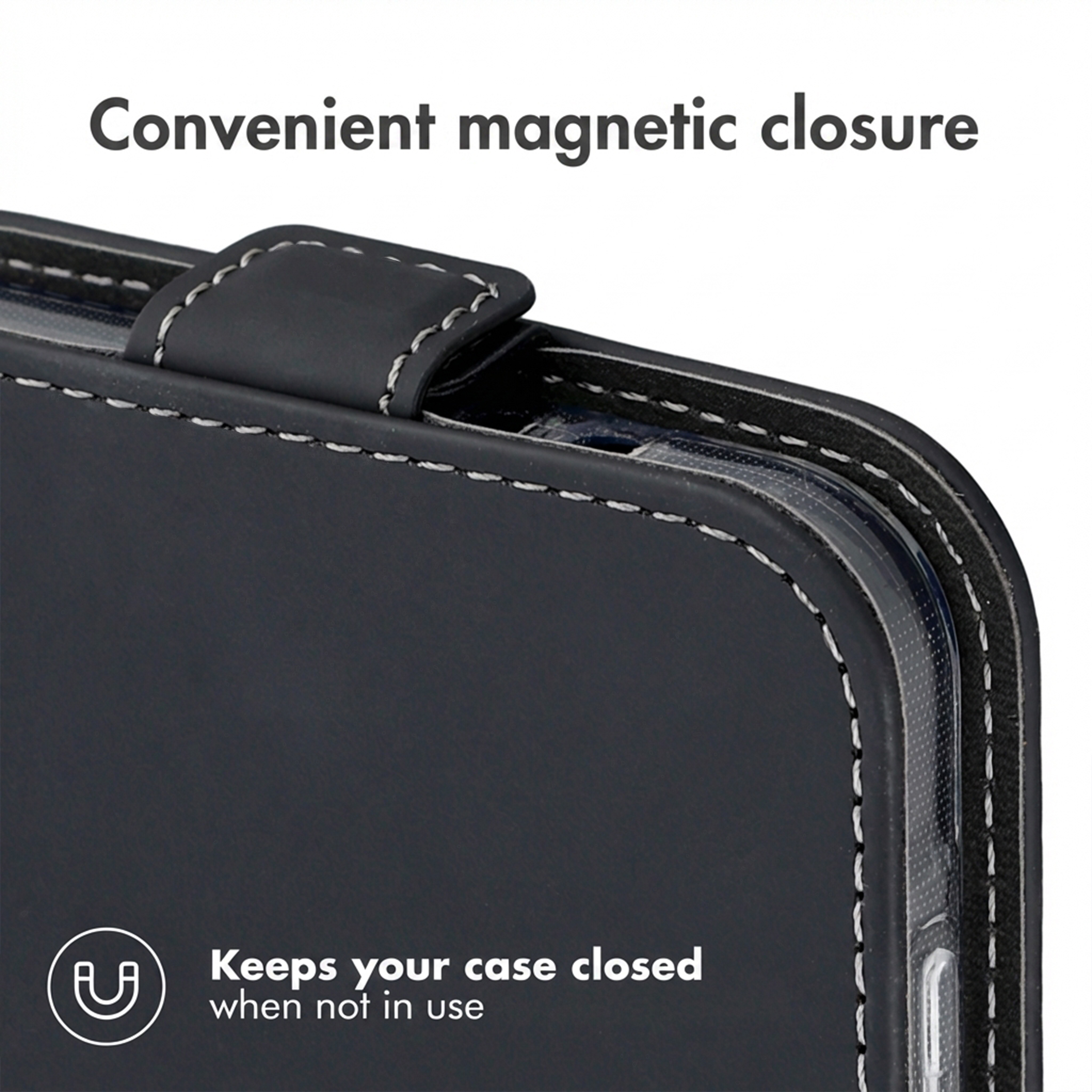 Primer plano de una funda de móvil de cuero negro con costuras blancas y solapa magnética.