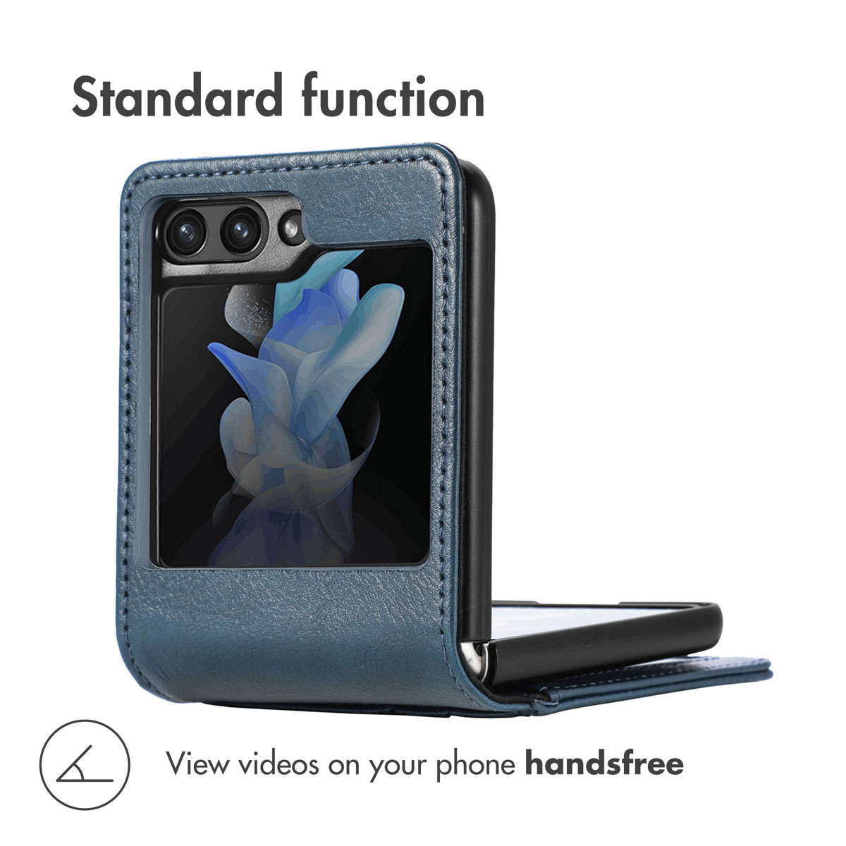 Ein klappbares Smartphone in einer blauen Ledertasche, halb geöffnet auf weißem Hintergrund mit Text.