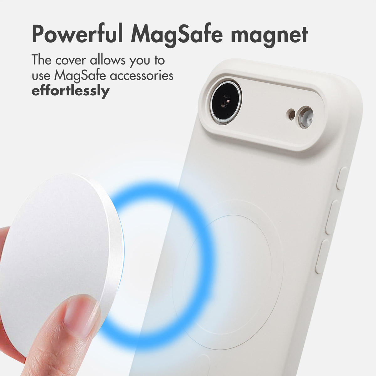 Una mano tiene un accessorio MagSafe bianco vicino a una custodia per telefono bianca con un anello blu luminoso.