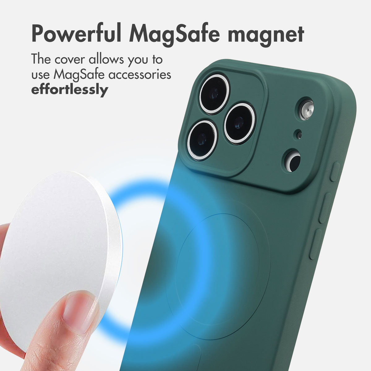 Une main tenant un chargeur MagSafe blanc près d'une coque verte avec anneau magnétique.