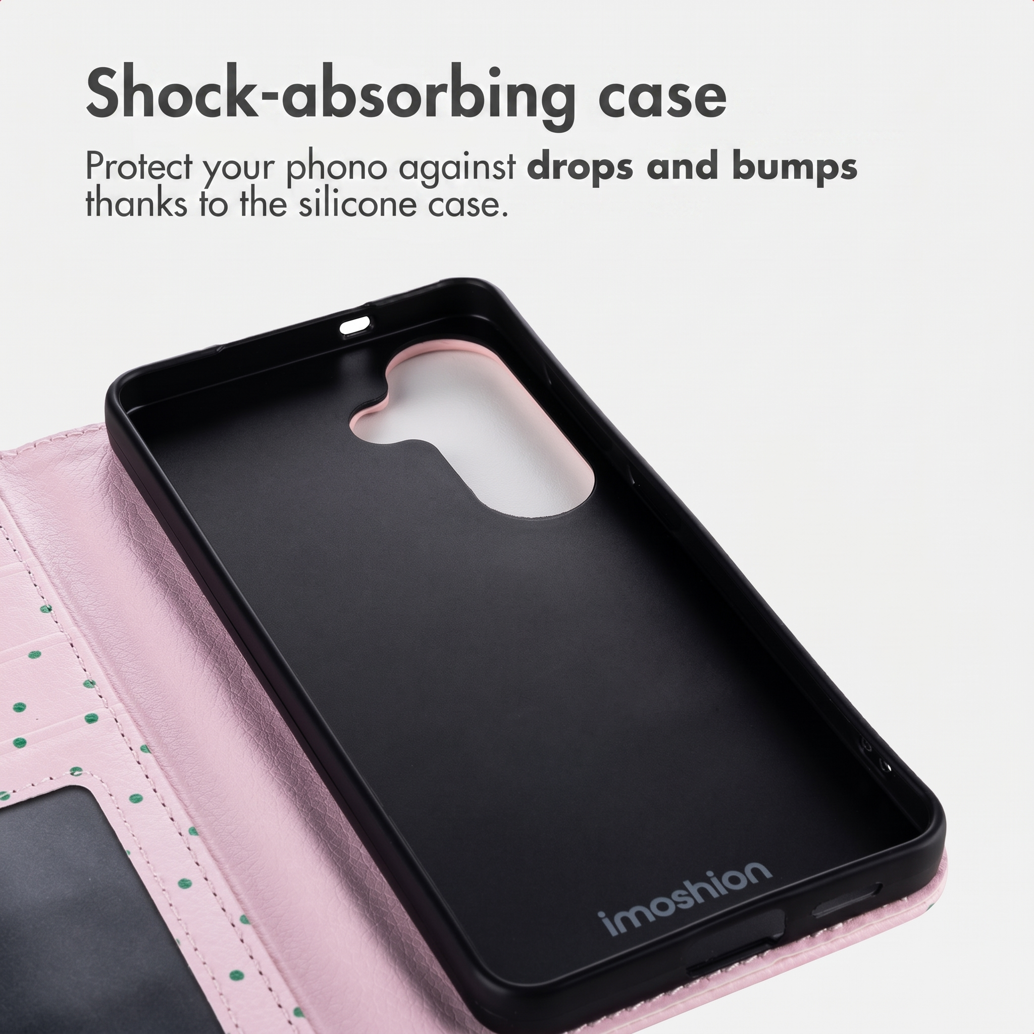 Een roze smartphonehoesje in boekstijl met een zwarte binnenkant tegen een lichte achtergrond.