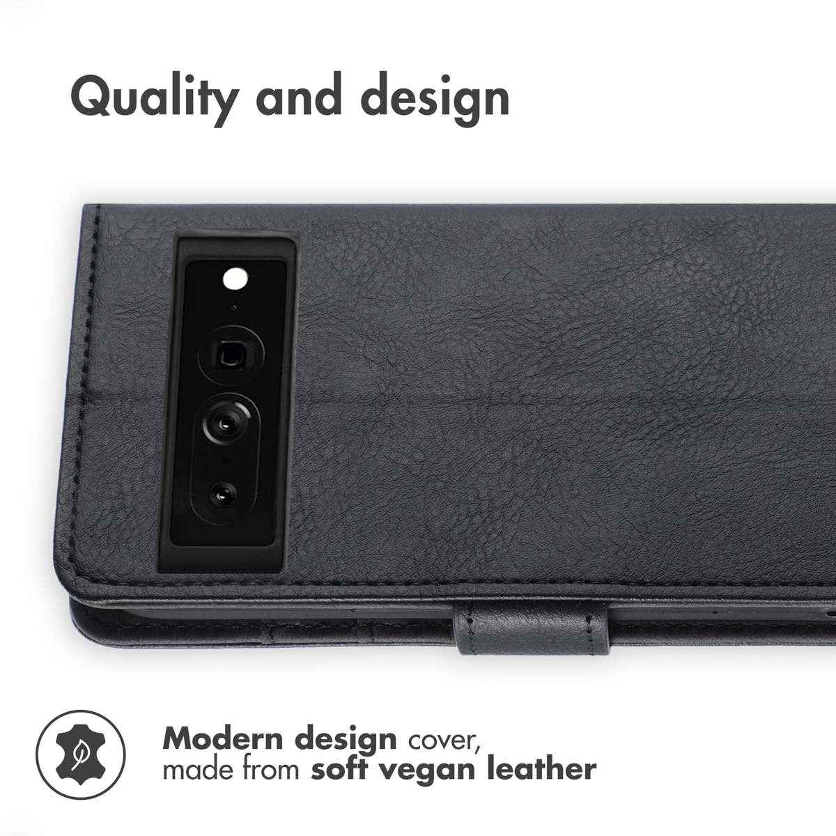 Custodia per telefono in pelle vegana nera con modulo fotocamera su sfondo bianco.