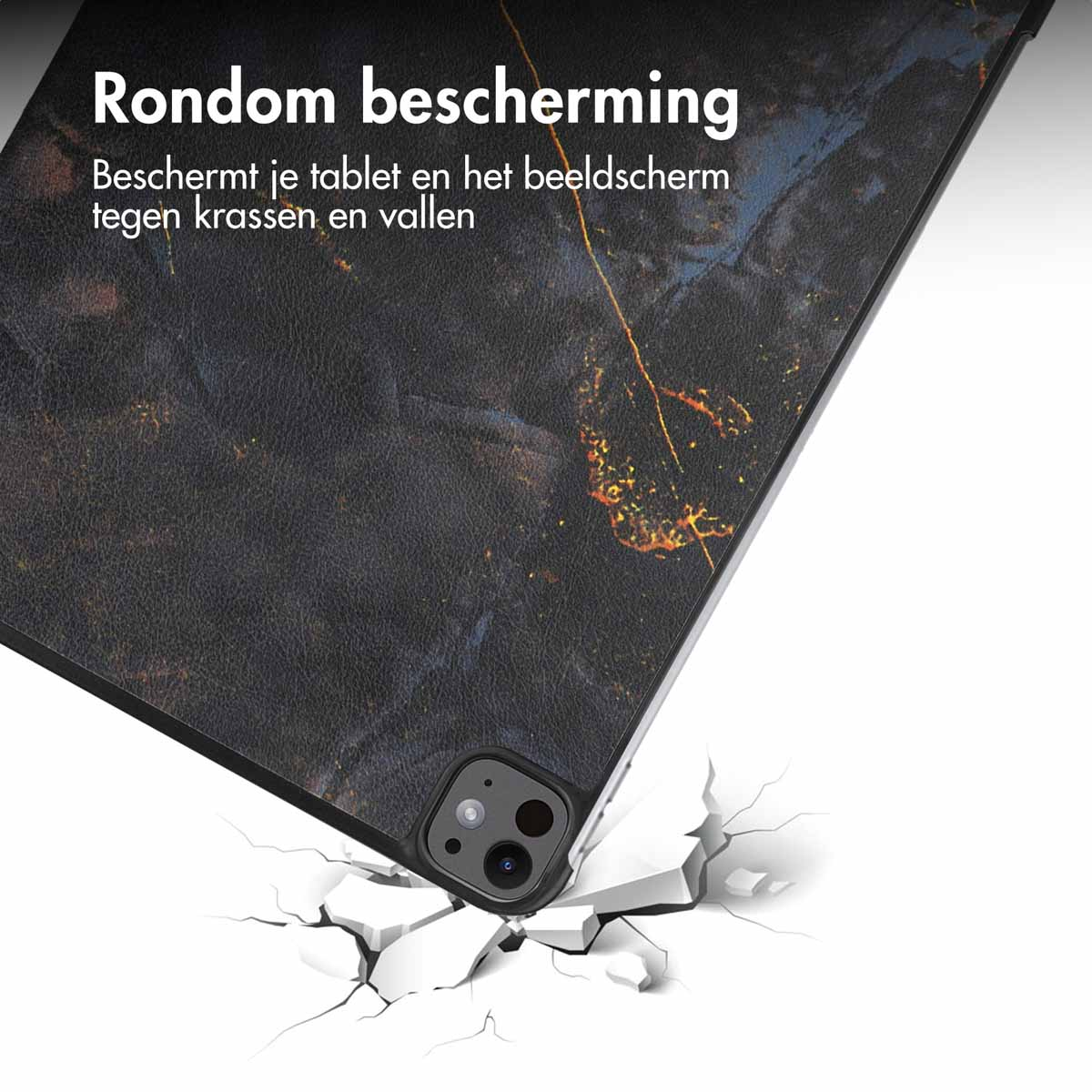 Tablet in een marmerpatroon hoesje boven een gebarsten witte ondergrond.