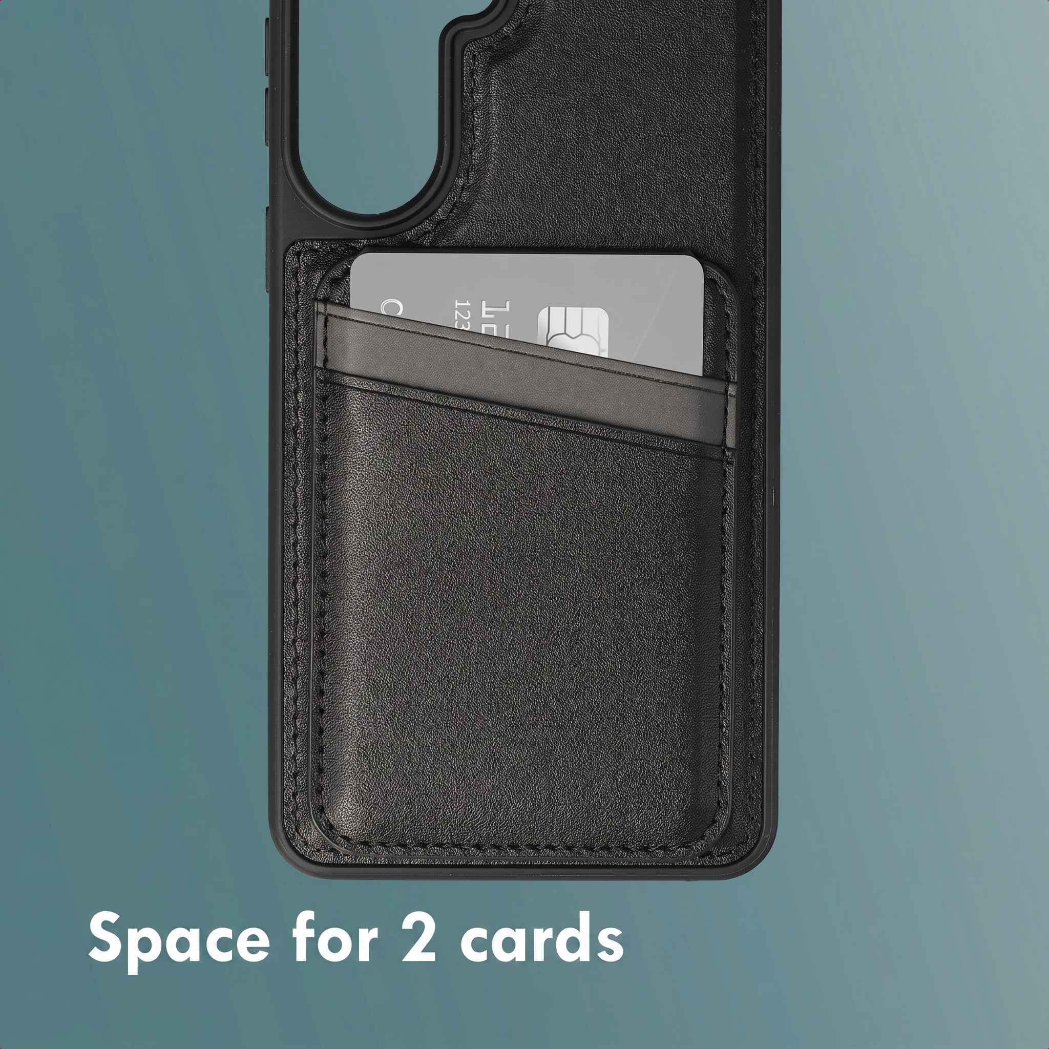 Custodia per telefono in pelle nera con porta carte integrato sul retro, che contiene una carta.