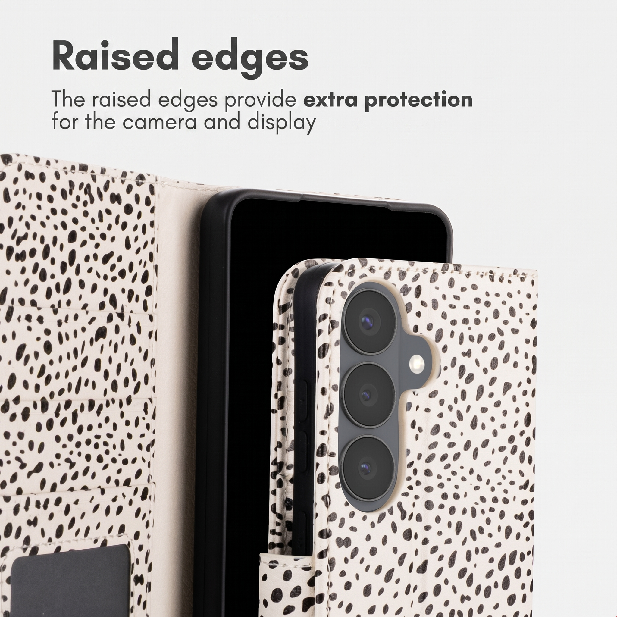 Een zwarte smartphone in een wit hoesje met zwarte vlekken, met verhoogde cameraranden en tekst.