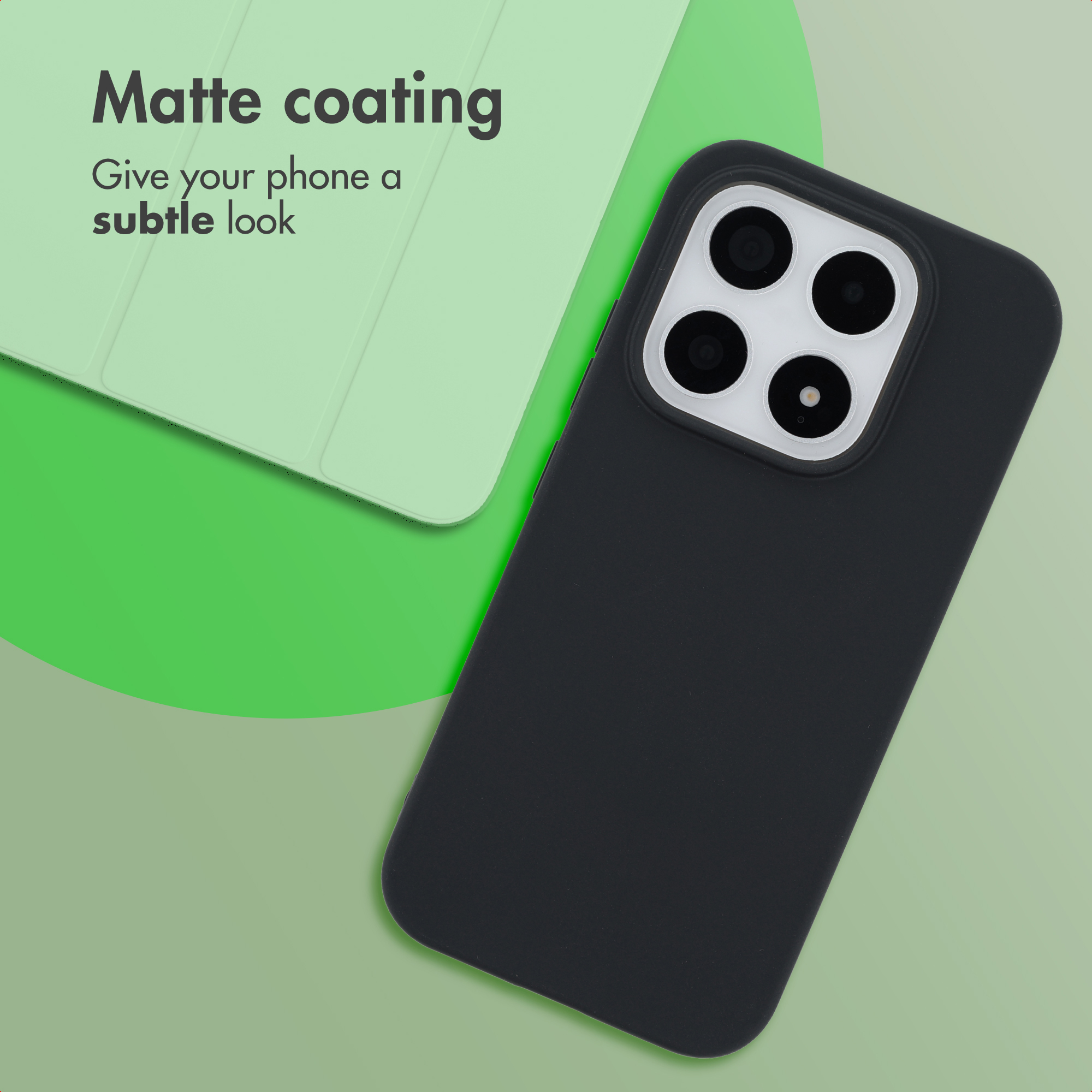 Fundamenta de teléfono negra con recorte de cámara sobre fondo verde y texto sobre revestimiento mate.