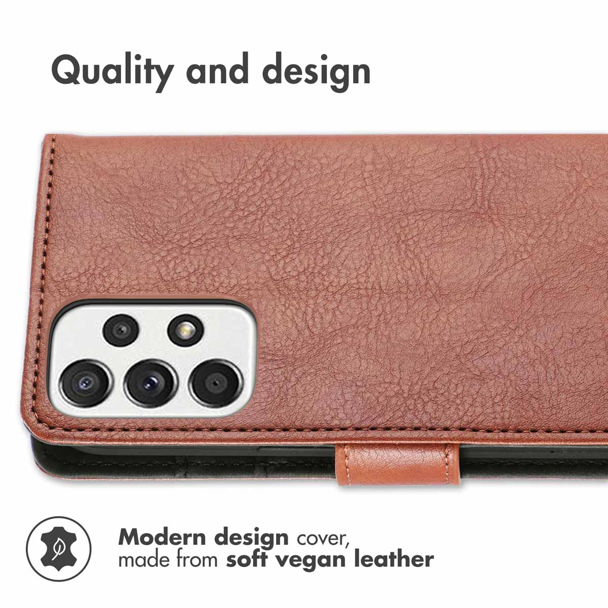 Coque de téléphone en cuir végétalien marron avec découpe pour appareil photo, fond blanc et texte noir.