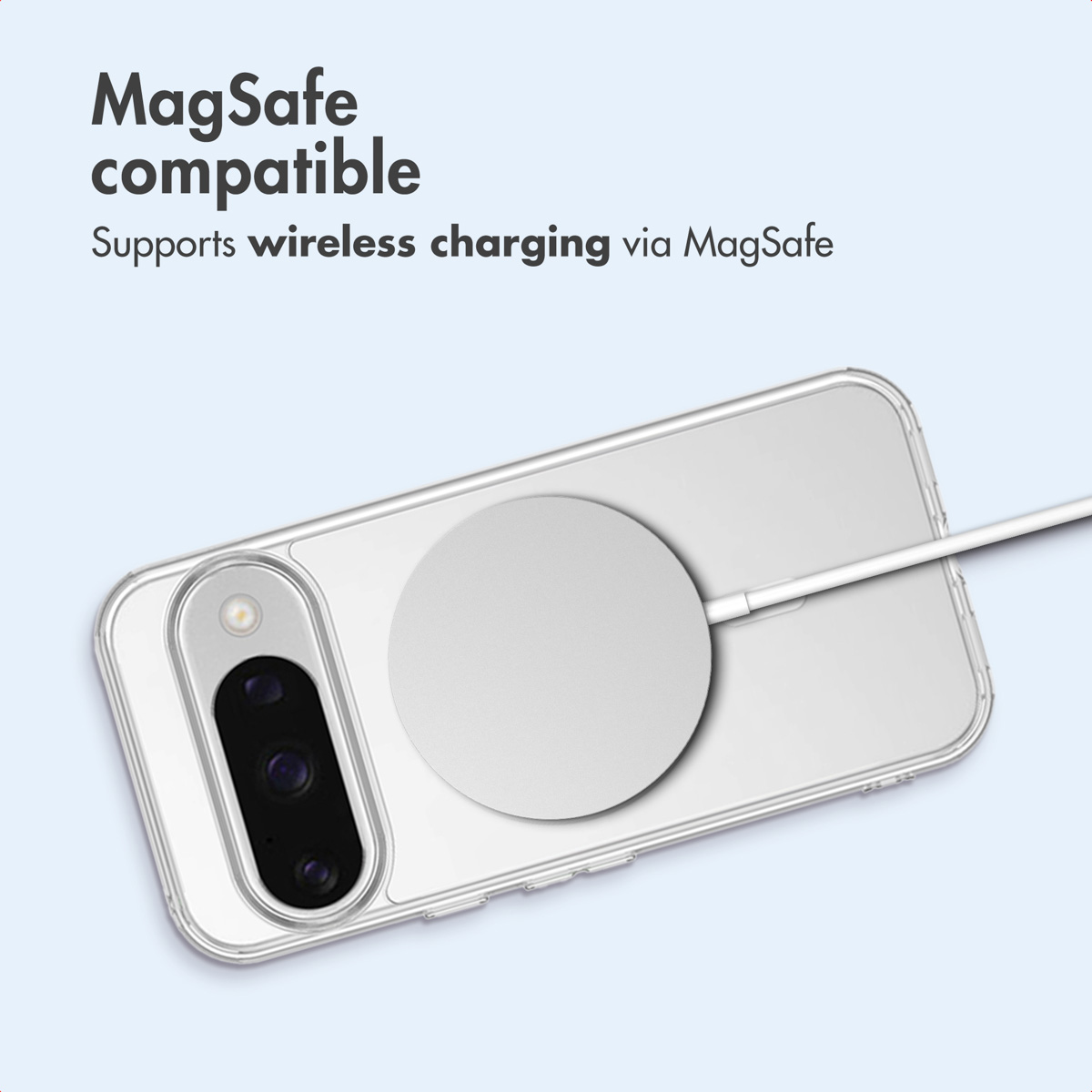 Uno smartphone in cover trasparente attaccato a un caricatore MagSafe bianco su sfondo azzurro con testo.