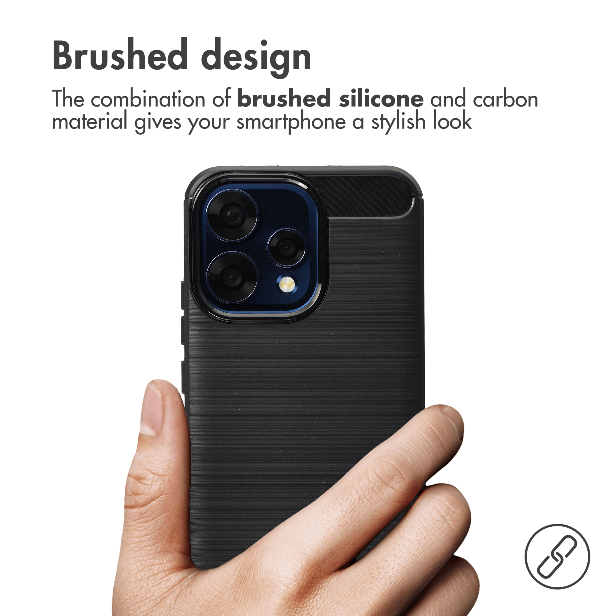 Hand houdt een zwart smartphonehoesje vast met een geborsteld ontwerp en carbon details.