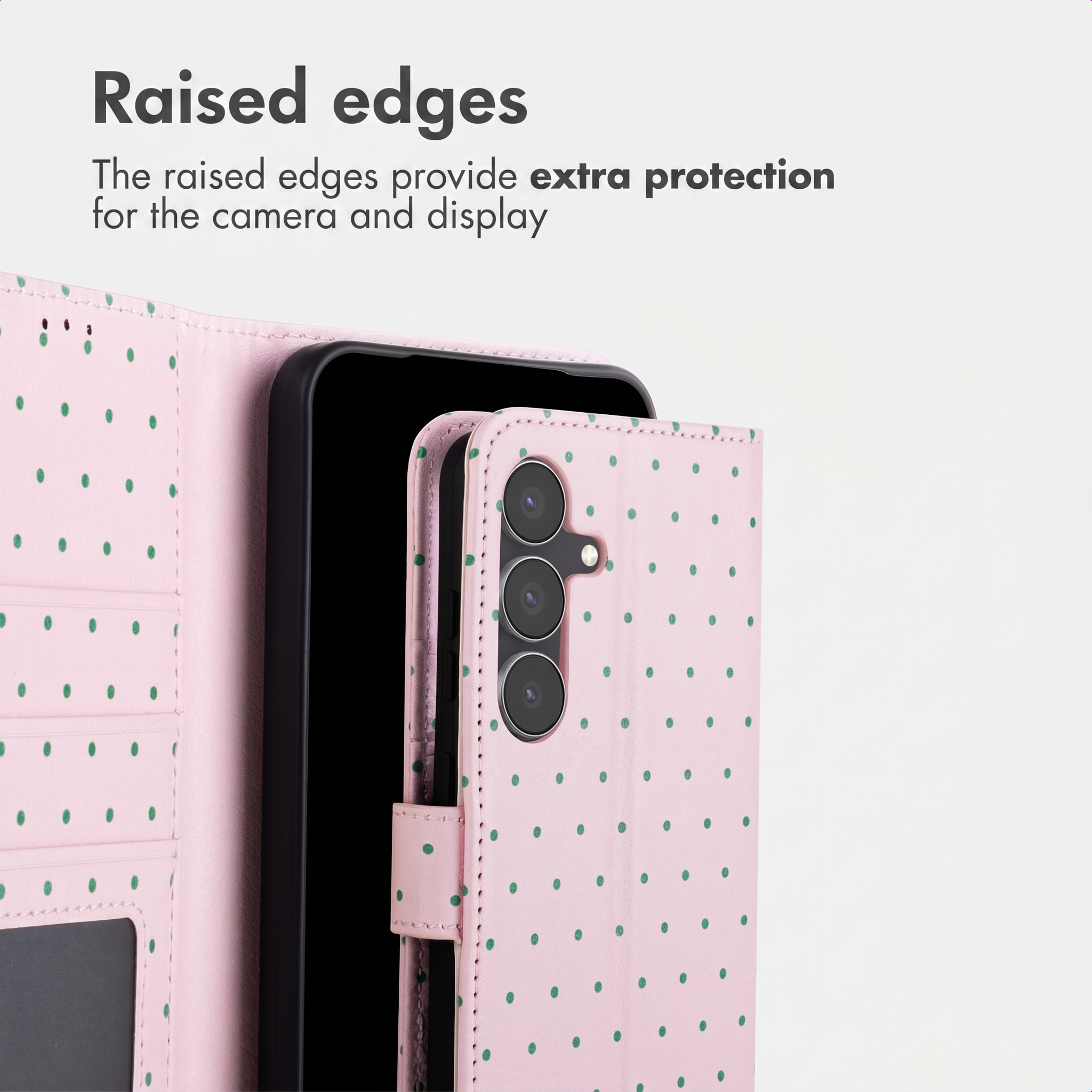 Roze telefoonhoesje met groene stippen en opstaande randen voor camera- en schermbescherming.