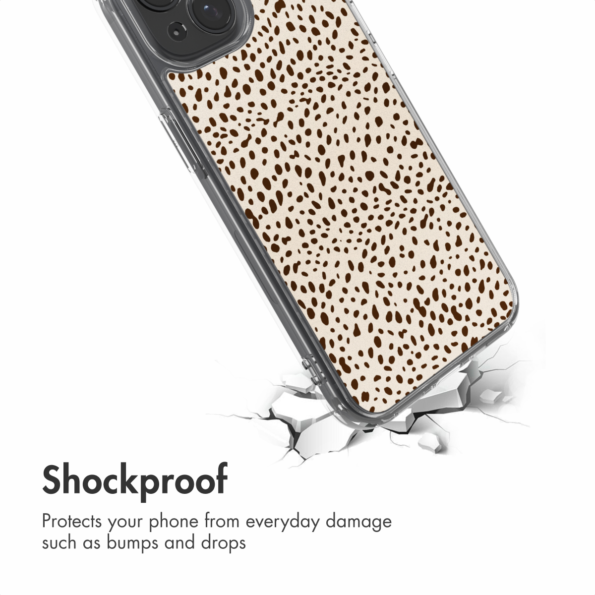 Een smartphonehoesje met bruin dalmatiërvlekkenpatroon op een gebarsten wit opper vlak met tekst.