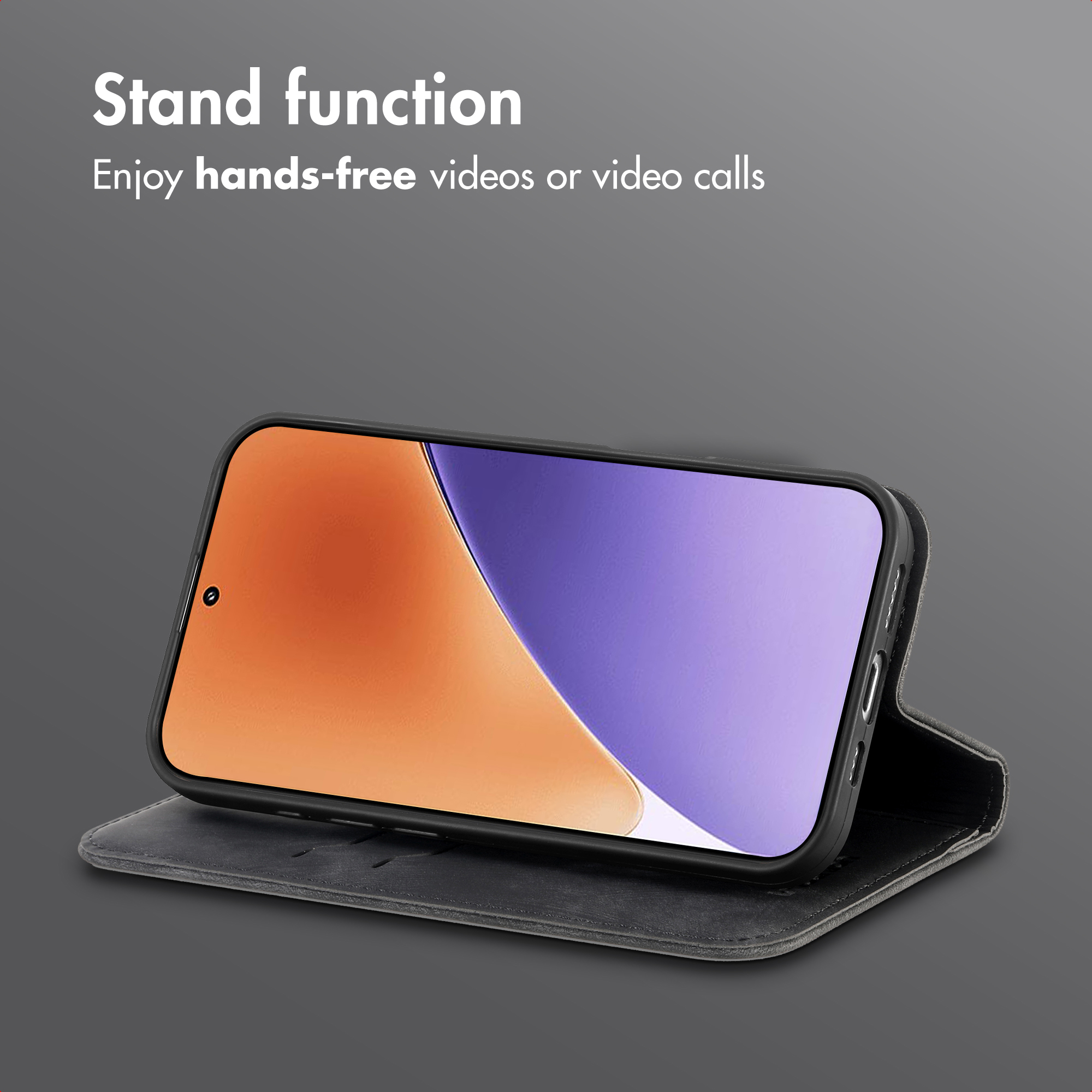 Smartphone en una funda con solapa negra que actúa como soporte sobre una superficie gris.