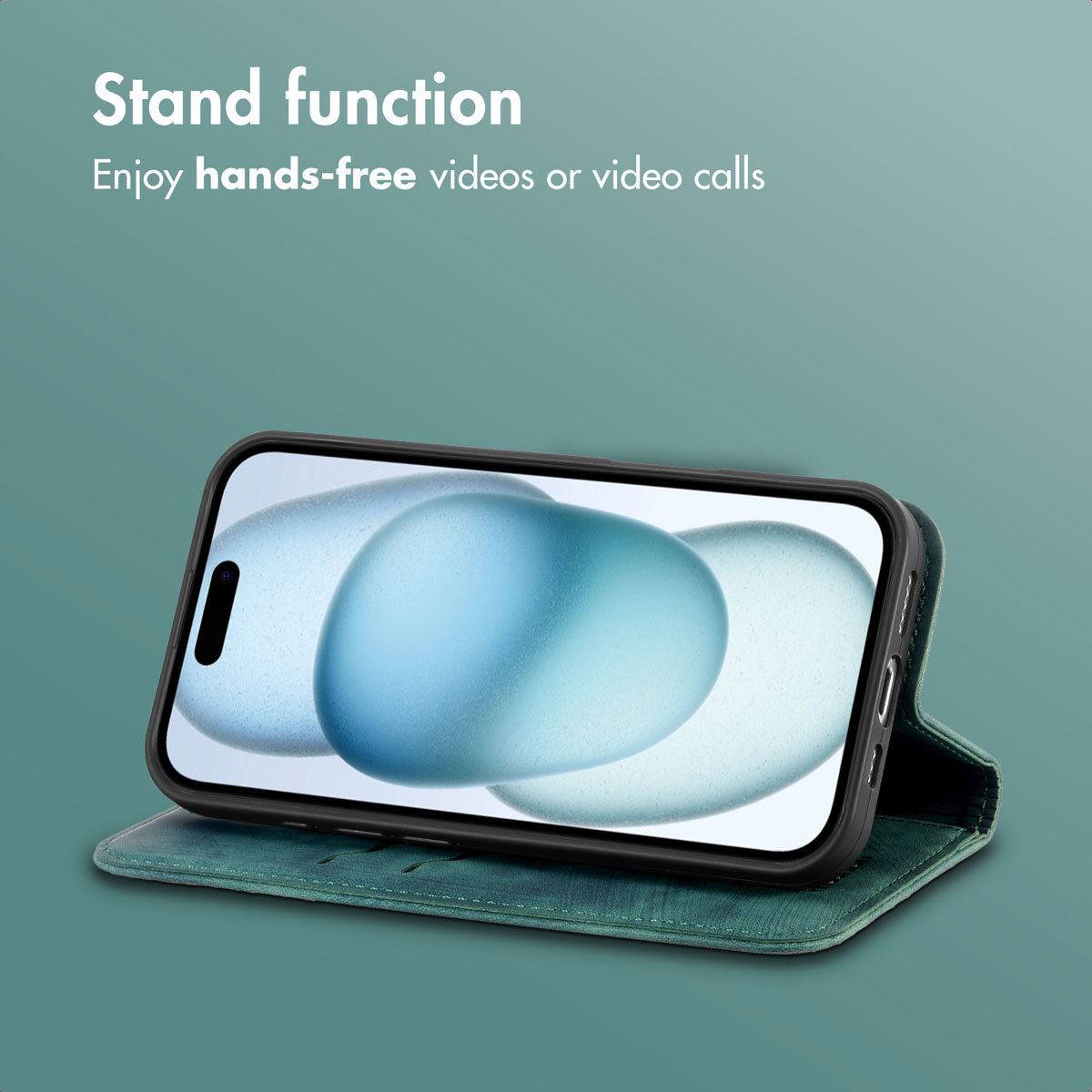 Un smartphone dans un étui en cuir vert repose horizontalement sur un fond vert.