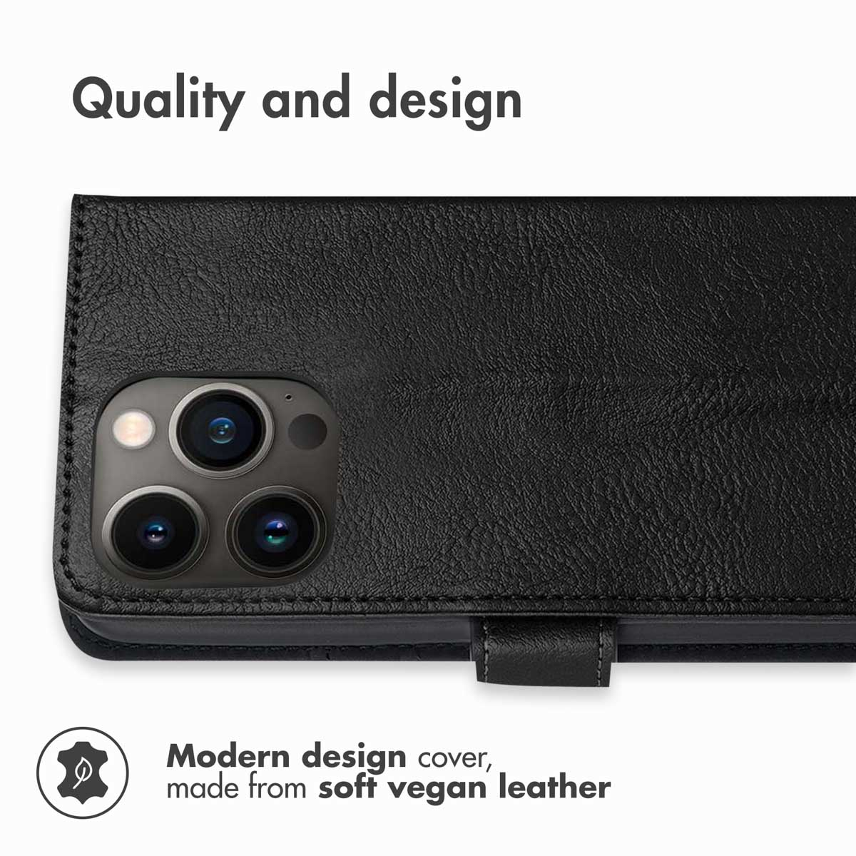Eine schwarze Handyhülle aus veganem Leder mit dreifachem Kameraausschnitt und dem Text Qualität und Design.