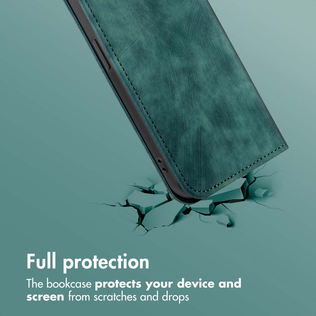 Funda de cuero verde sobre suelo agrietado con texto sobre protección total.