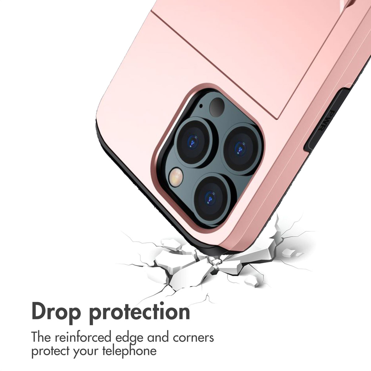 Une coque de téléphone rose avec triple appareil photo tombe sur une surface blanche fissurée avec du texte.