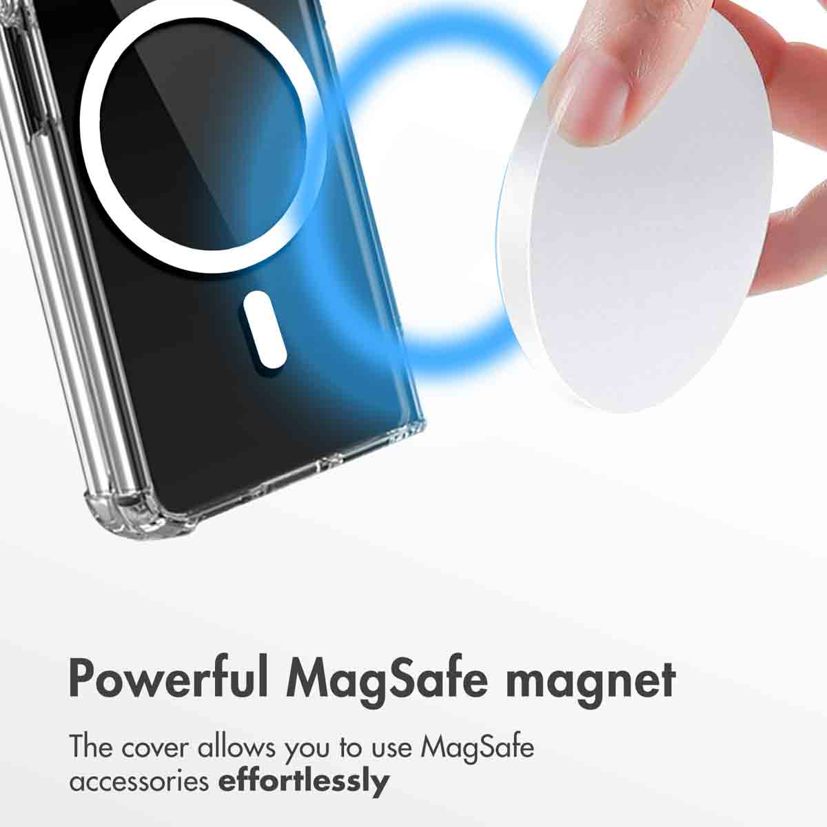 Mano sostiene un imán sobre una funda transparente con círculo MagSafe.