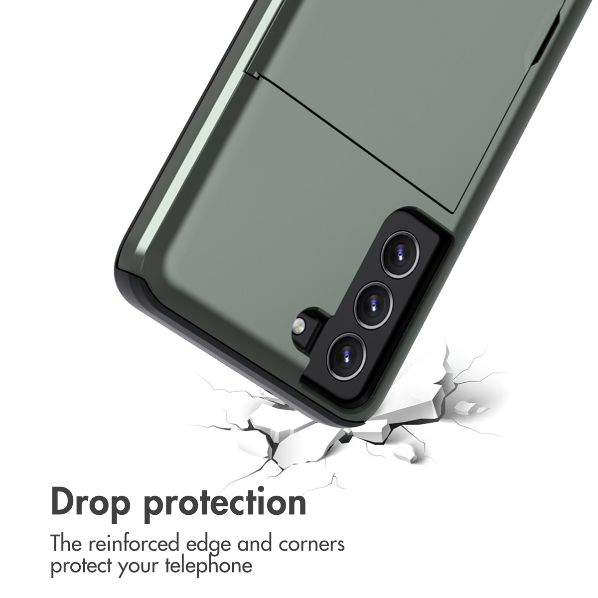 Coque de smartphone verte avec triple caméra reposant sur une surface blanche brisée.