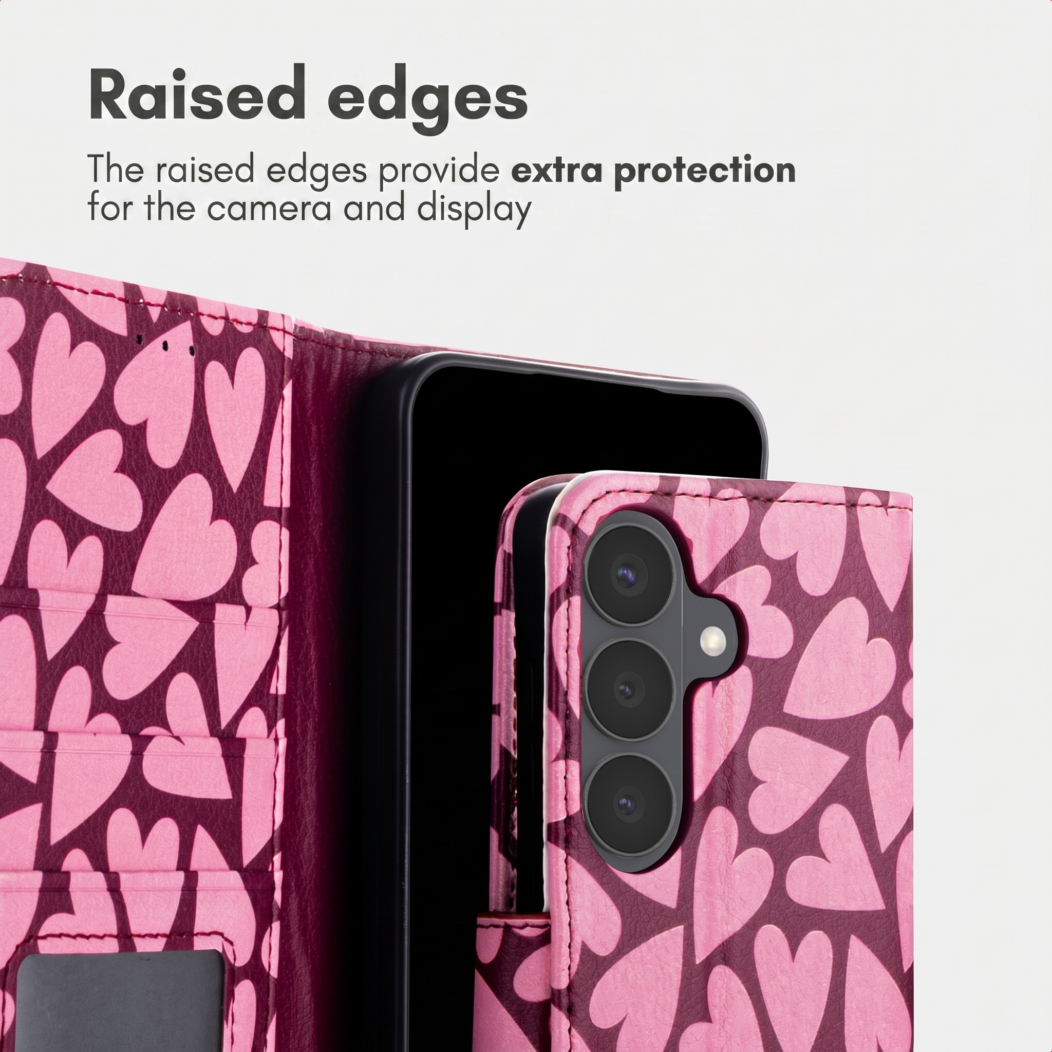Roze telefoonhoesje met hartjes en opstaande randen ter bescherming van camera en scherm.