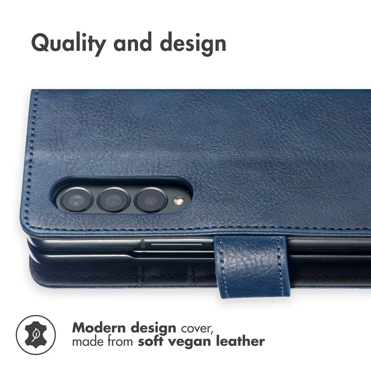 Étui de téléphone bleu en cuir vegan avec découpe pour appareil photo sur fond blanc.