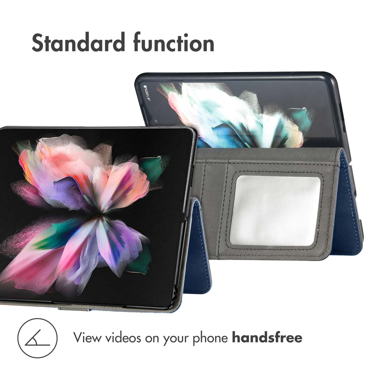 Un smartphone pliable dans un étui en cuir bleu et gris se tient droit pour regarder des vidéos.