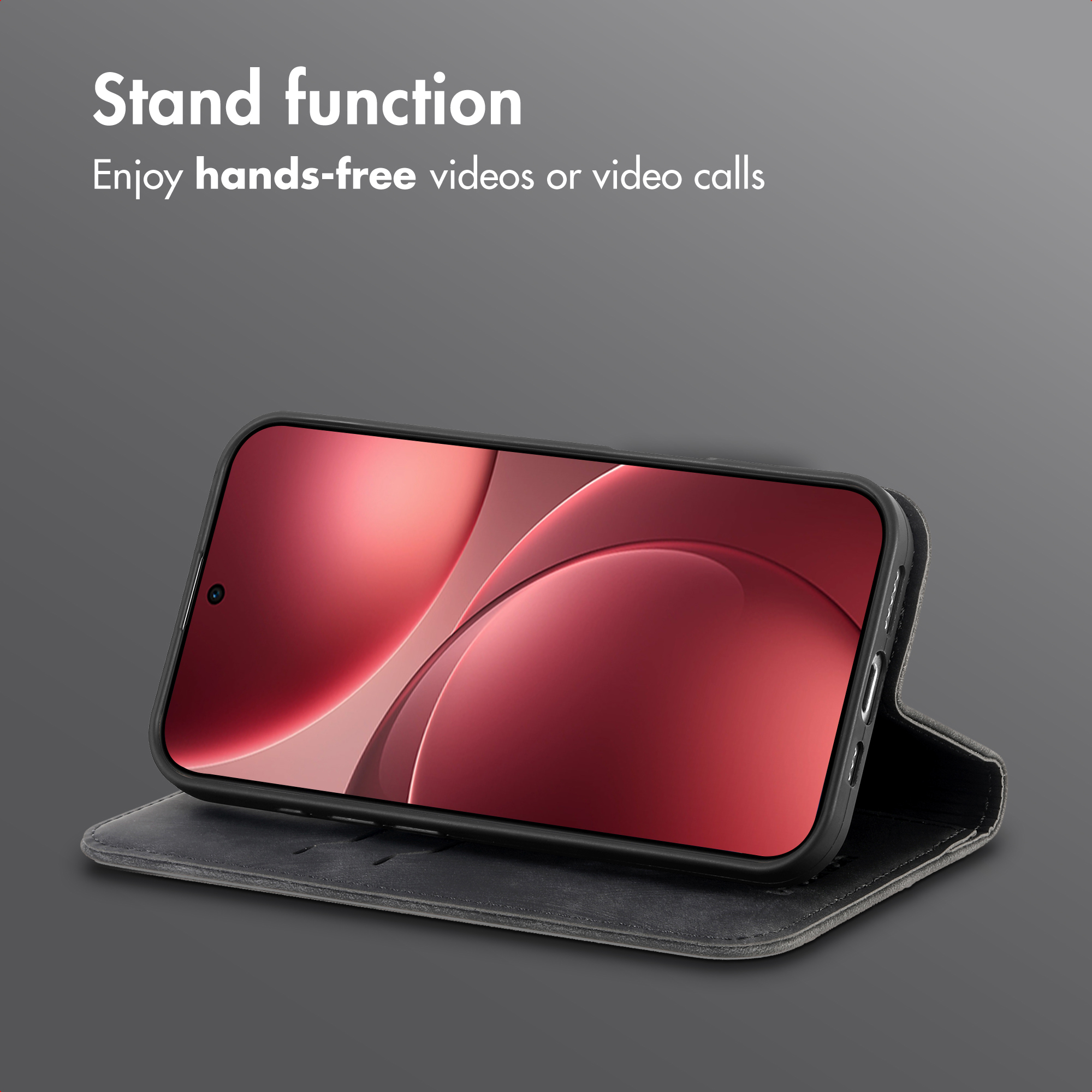 Un smartphone en una funda de cuero negro se encuentra sobre una superficie gris con texto al fondo.
