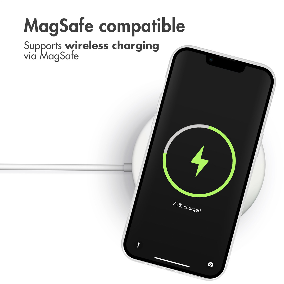 Un smartphone en un cargador MagSafe blanco muestra un icono de carga verde al 75 por ciento sobre fondo blanco.