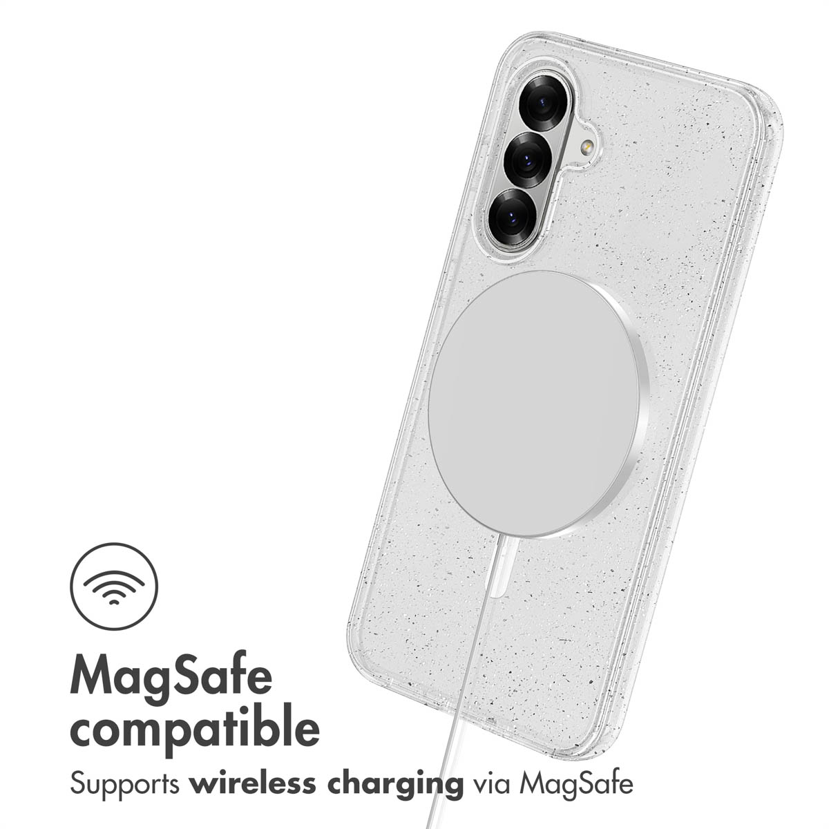Funda transparente brillante con cargador MagSafe y triple cámara sobre fondo blanco.