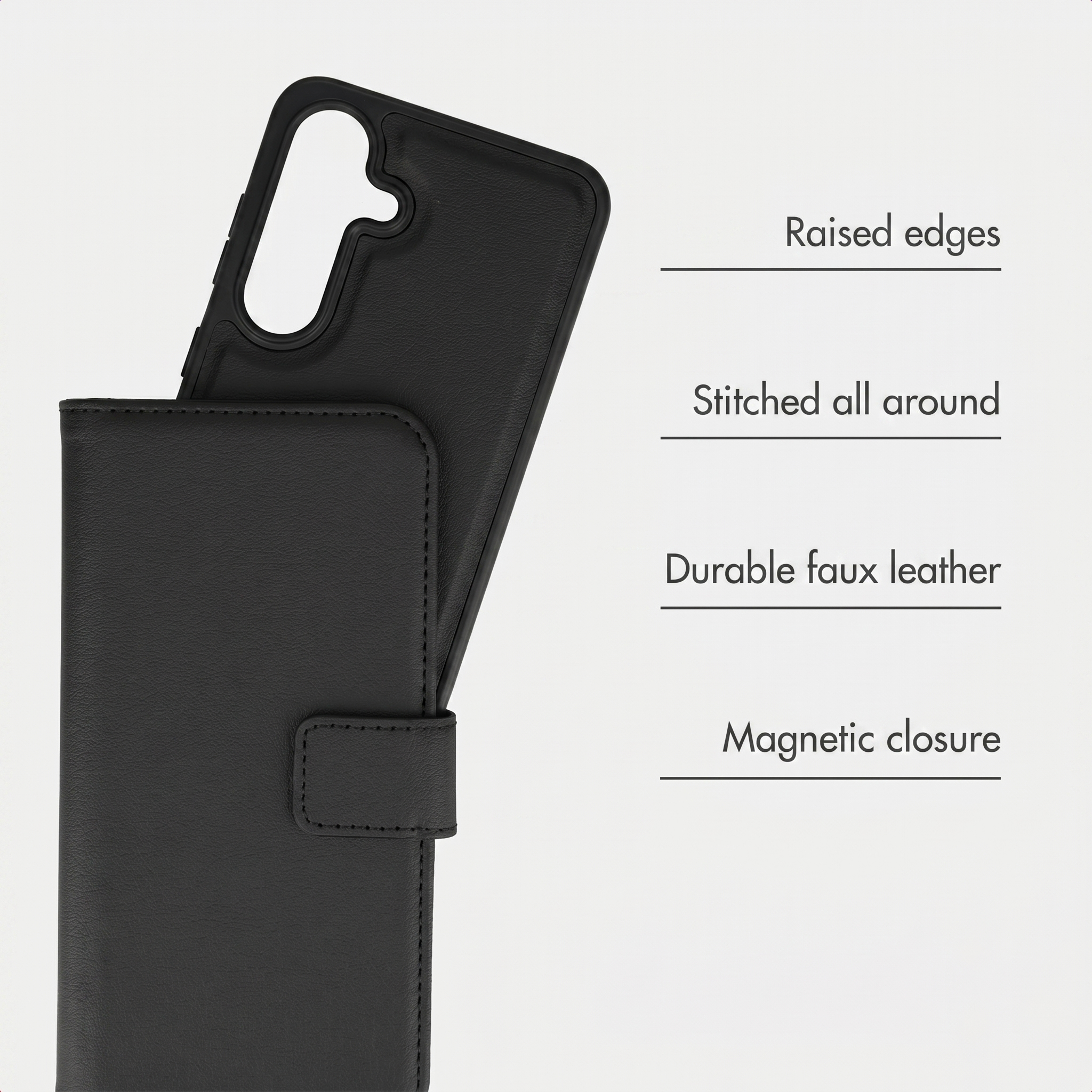 Eine schwarze Kunstleder-Handyhülle mit Textlabels zu erhöhten Kanten, Nähten, Material und Magnetverschluss.