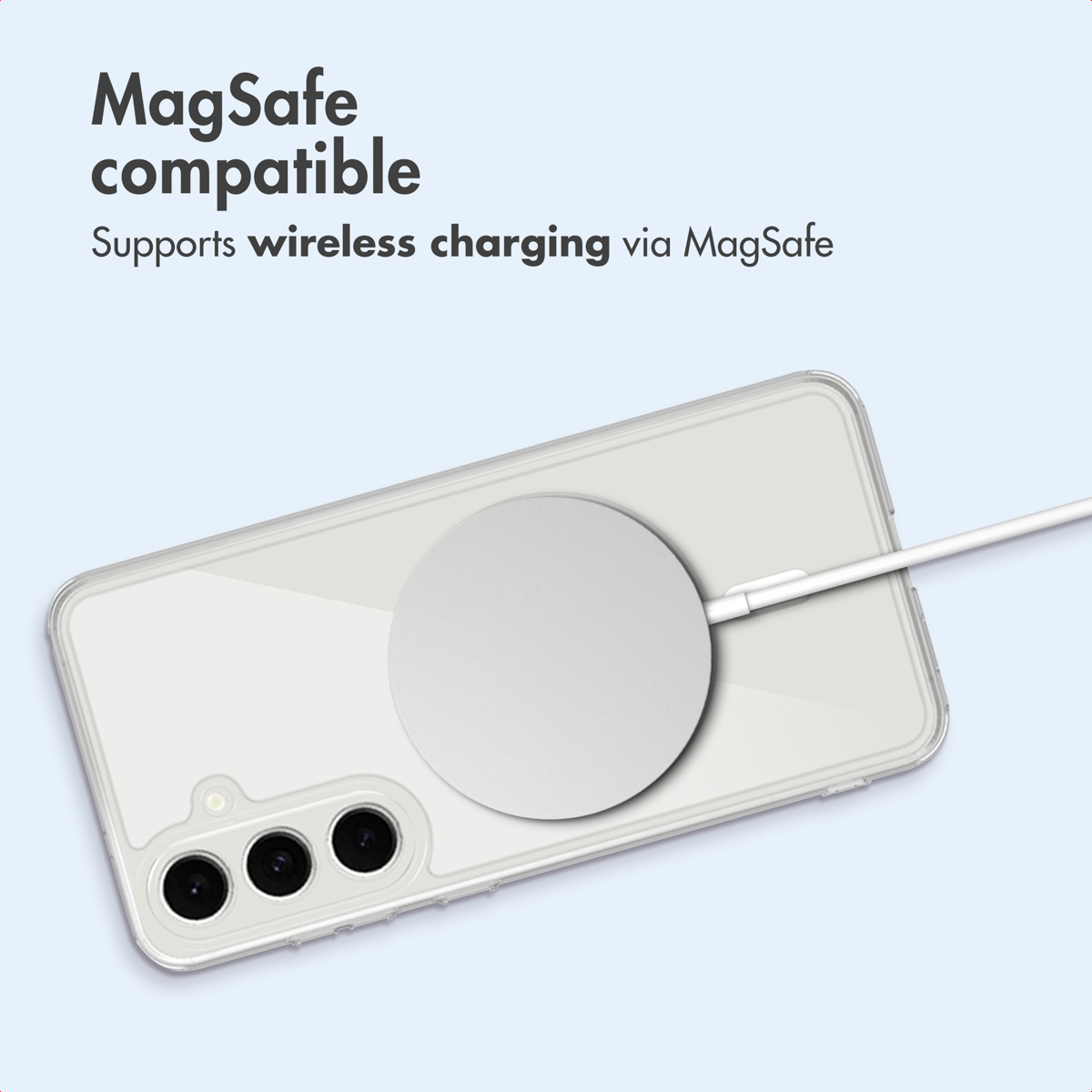 Uno smartphone in una custodia trasparente si ricarica in modalità wireless con un caricabatterie MagSafe.