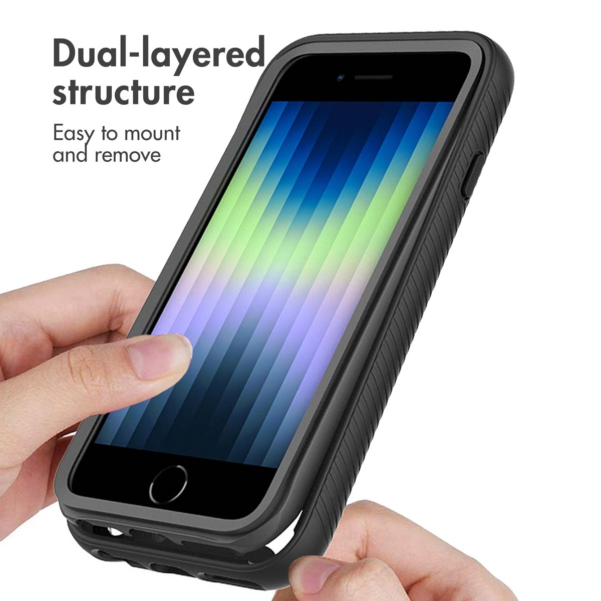 Una mano regge uno smartphone con custodia protettiva nera e schermo blu e verde.