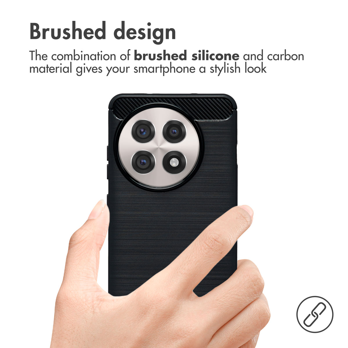 Una mano sostiene un smartphone negro con módulo de cámara redondo y diseño cepillado sobre fondo blanco.