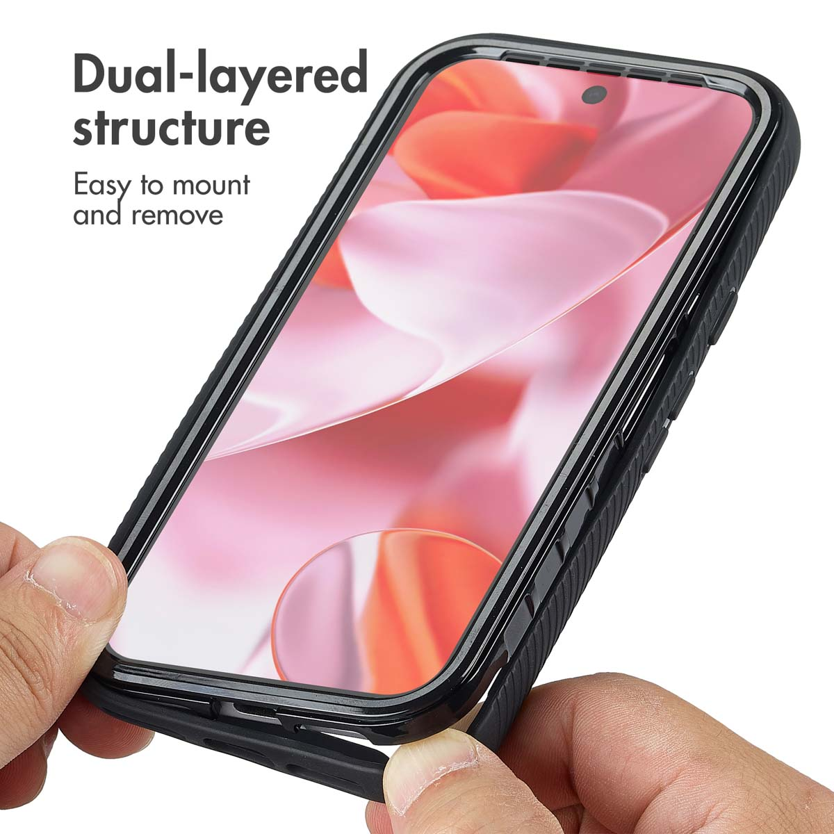 Manos sosteniendo un smartphone con funda de doble capa y fondo rosa.