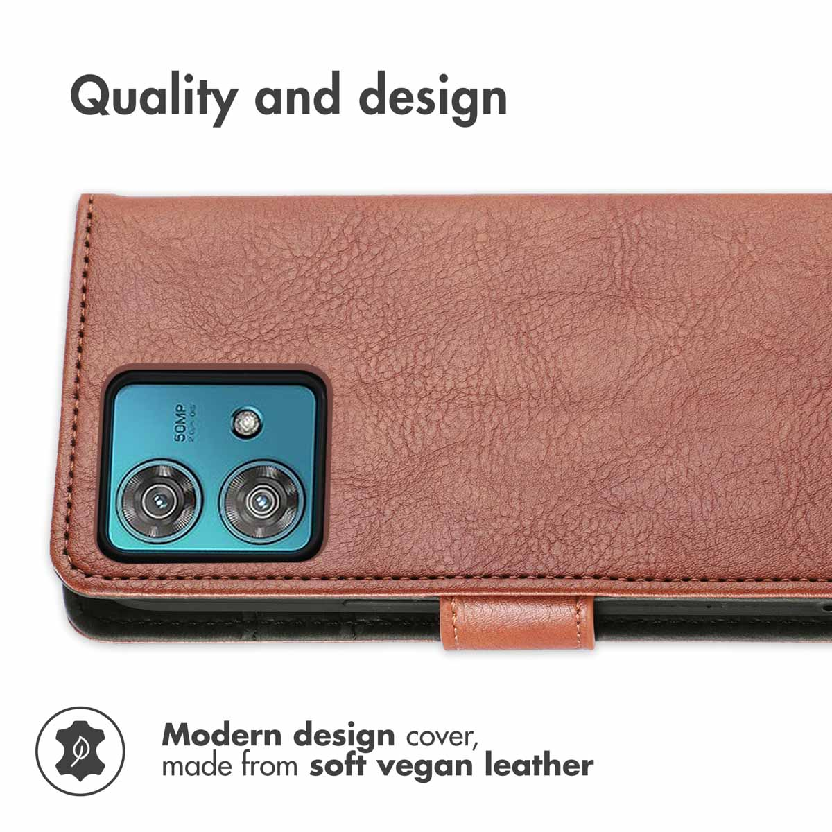 Funda de teléfono de cuero vegano marrón con textura visible y recorte para el módulo de cámara azul.