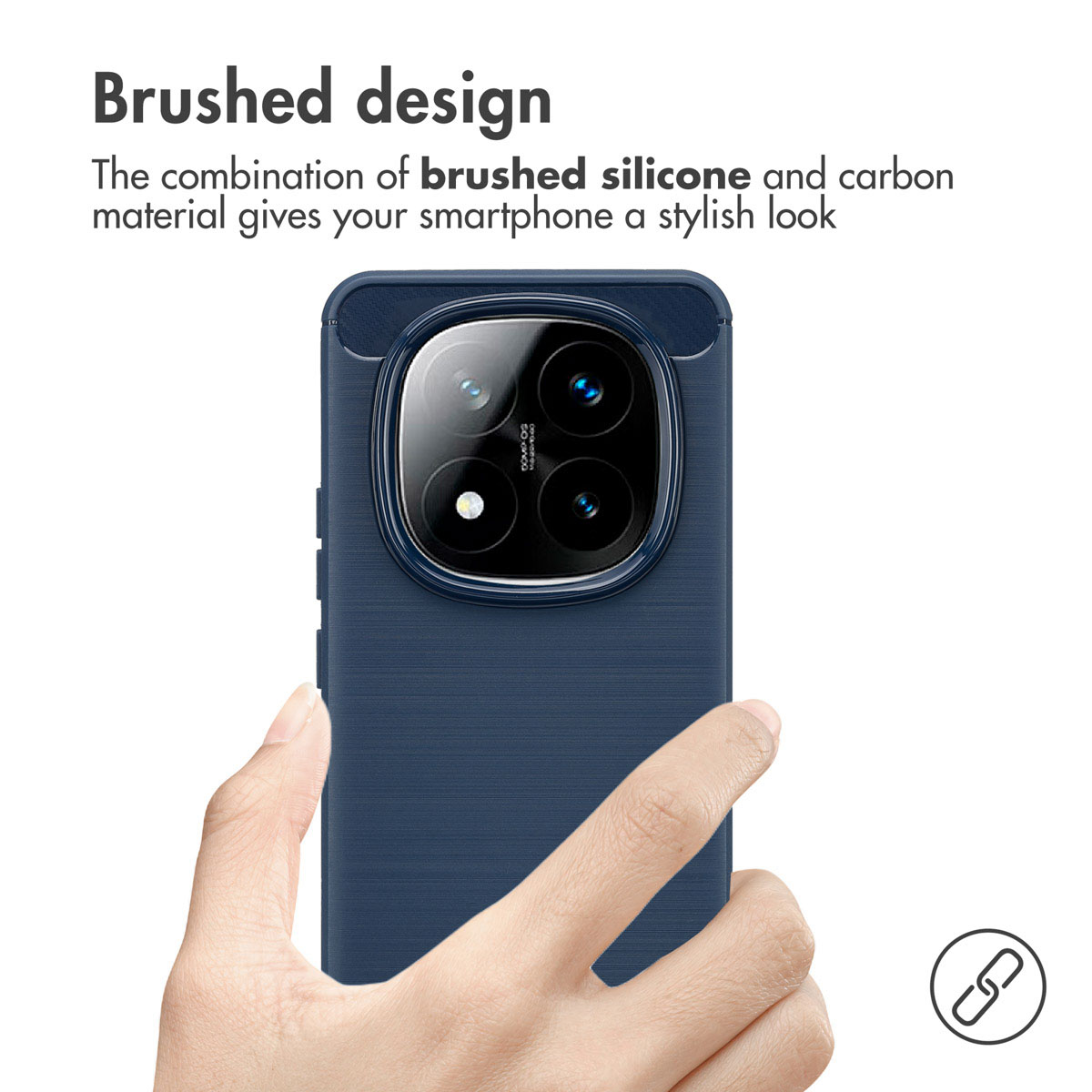 Una mano tiene uno smartphone con custodia blu spazzolata e quattro fotocamere.