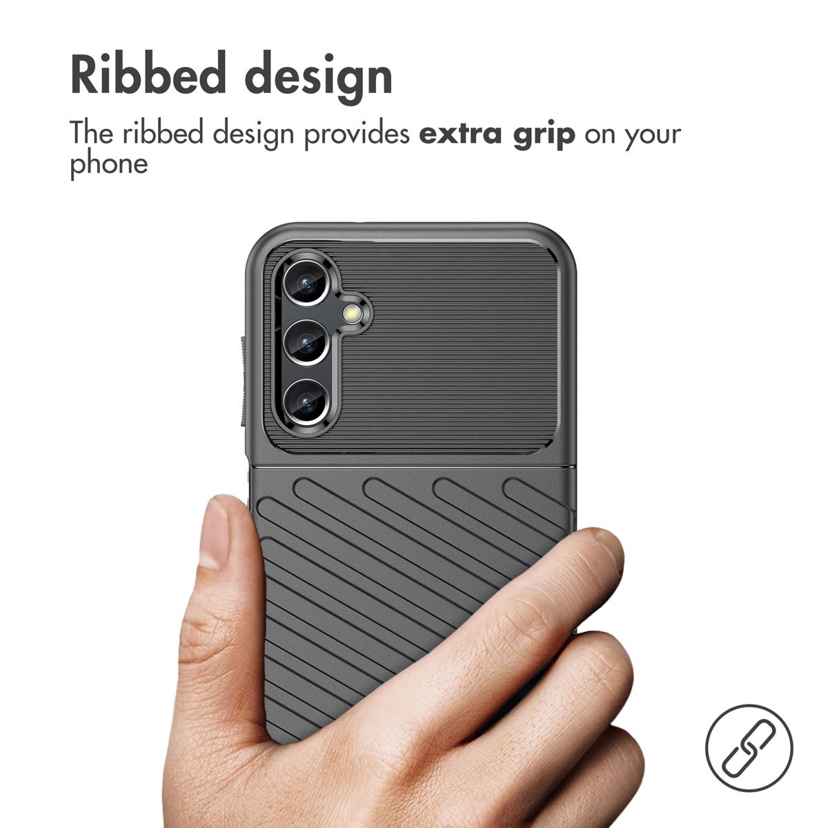 Main tenant un smartphone noir avec une coque de protection striée à l'arrière.