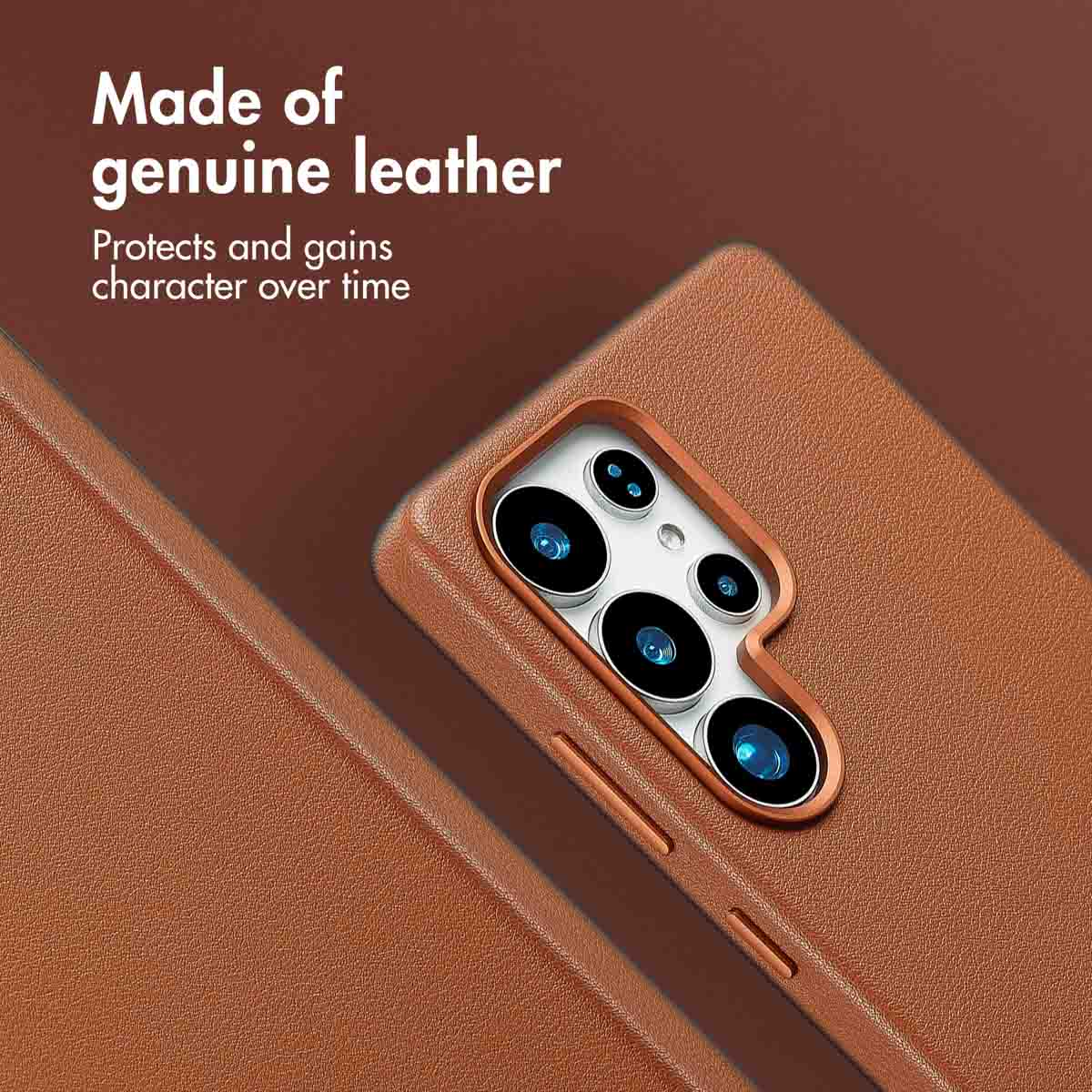 Una custodia per smartphone in pelle marrone con protezione fotocamera e testo a sinistra.