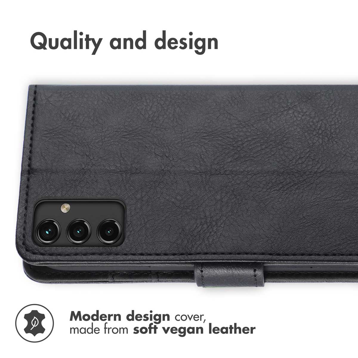Une coque de téléphone en cuir vegan noir avec découpe pour triple caméra et texte.