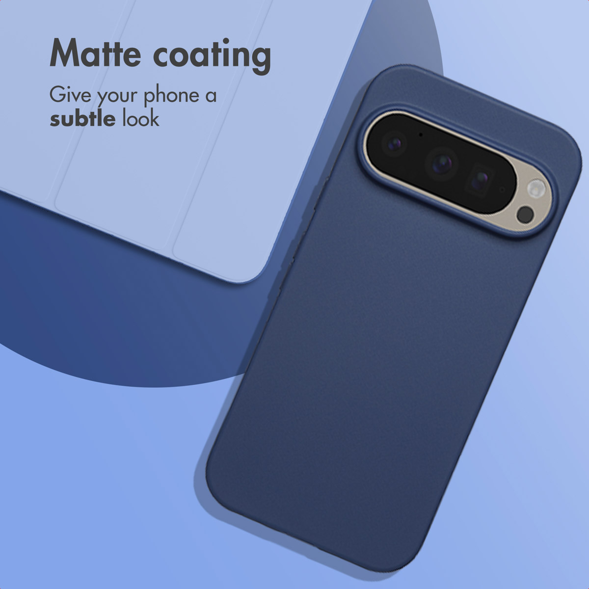 Un telefono blu con custodia opaca su sfondo azzurro con testo.