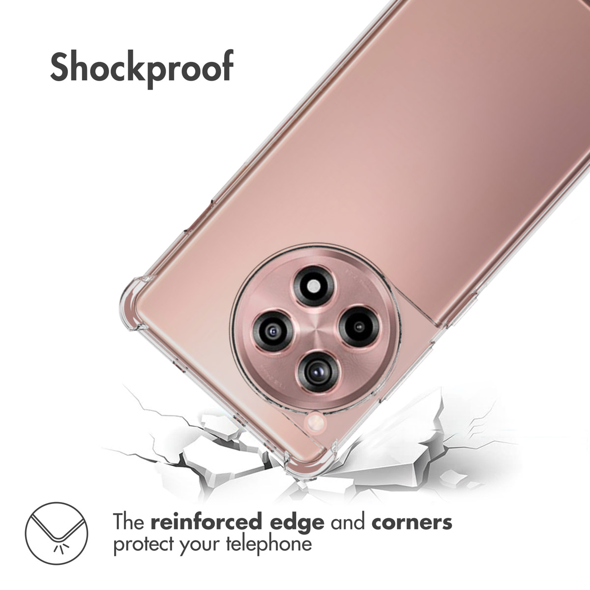 Un smartphone oro rosa con cuatro cámaras en un módulo circular, protegido por una funda transparente.