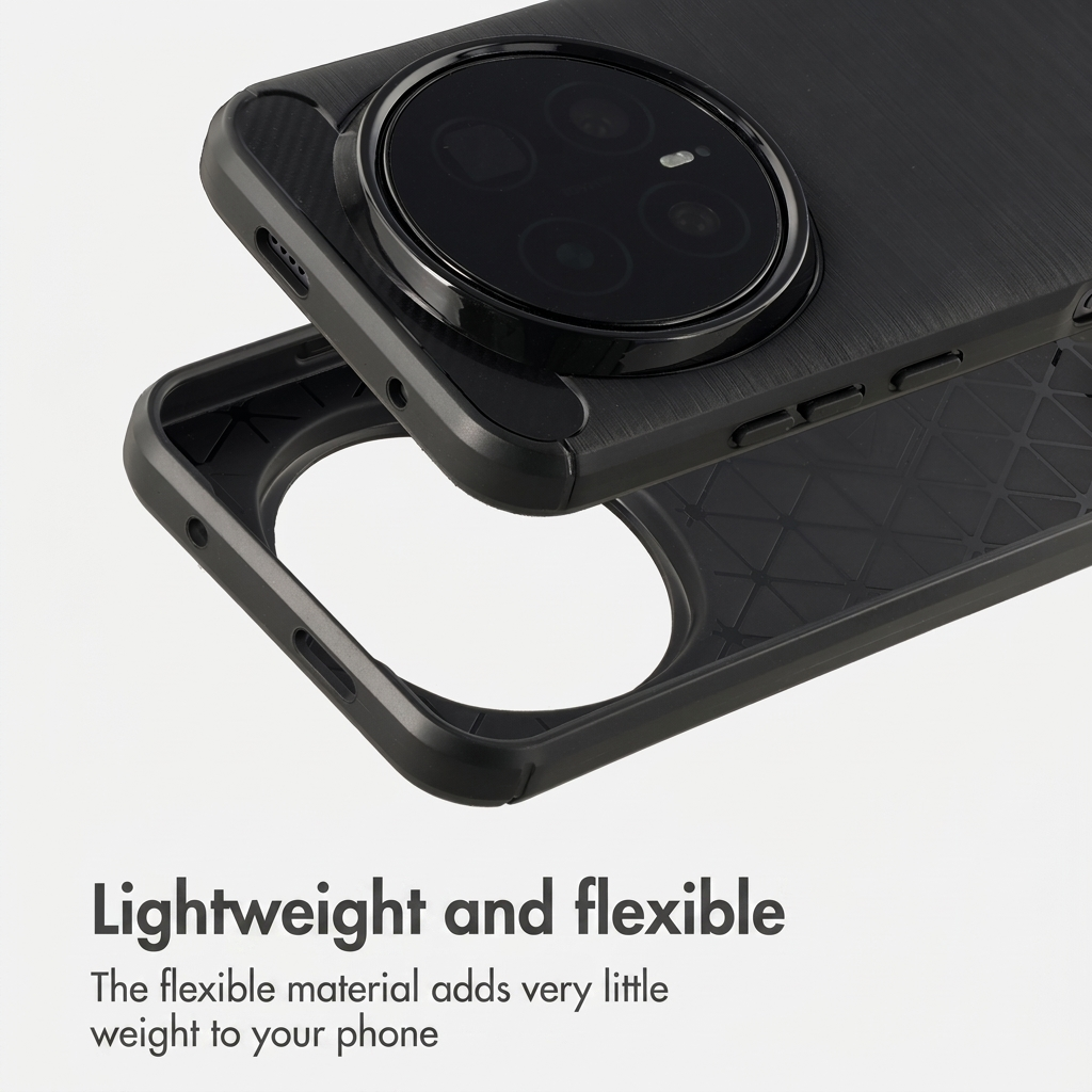 Una funda de smartphone negra cepillada flota sobre una segunda funda sobre fondo blanco con texto.