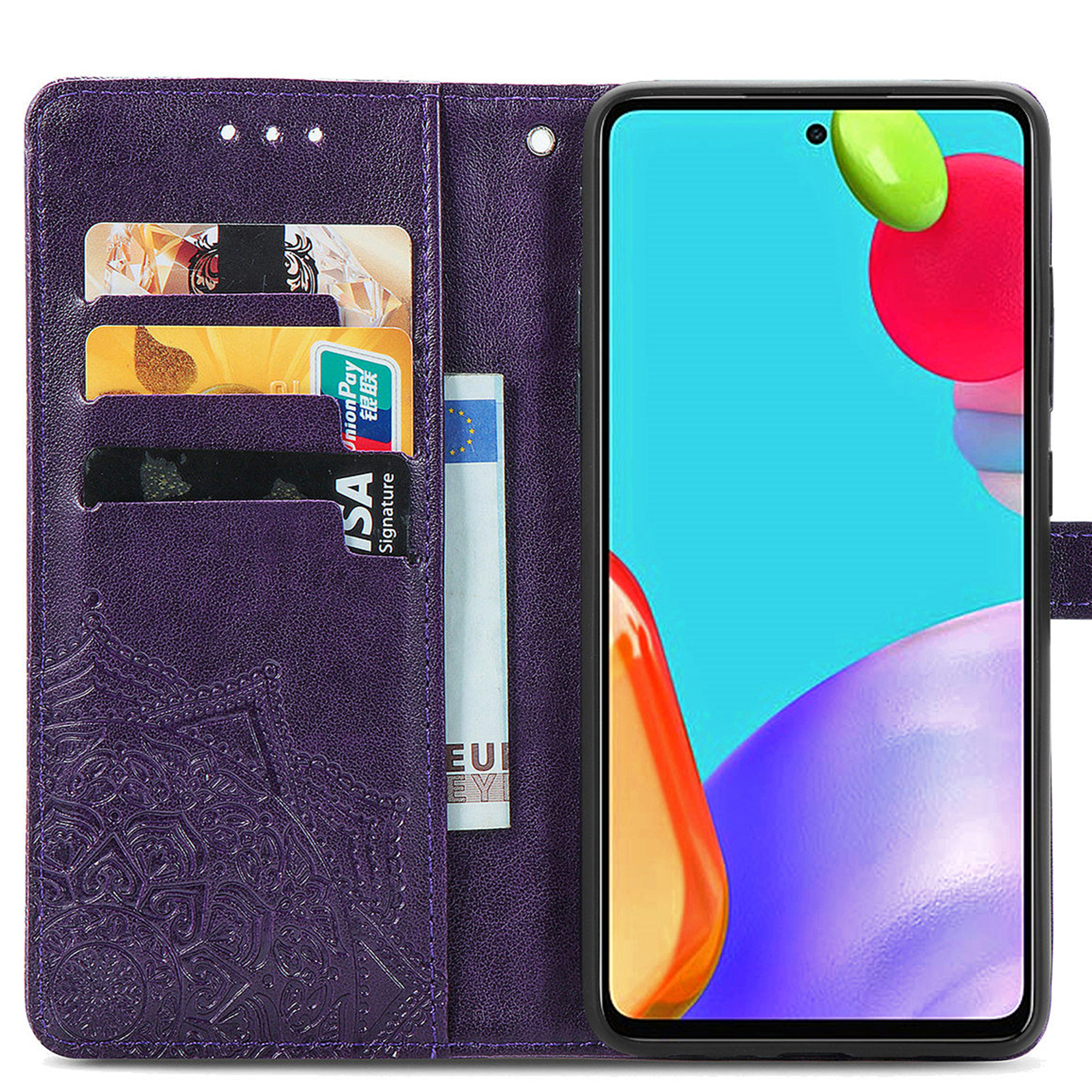 Un étui de téléphone en cuir violet avec des fentes pour cartes et billets, et un smartphone à droite.
