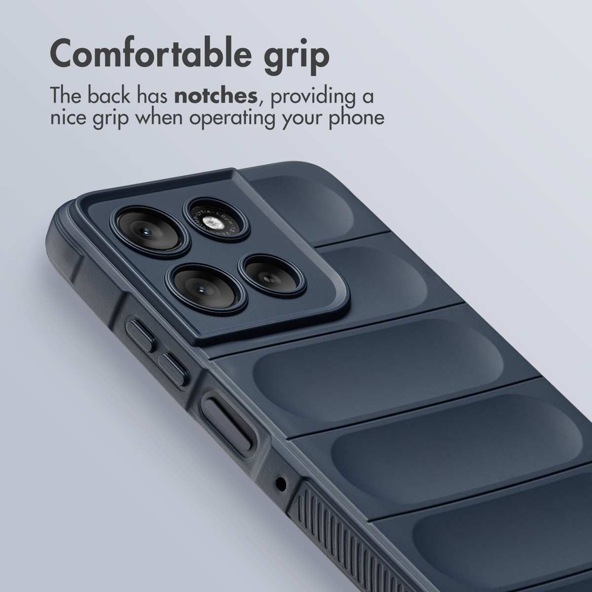 Una custodia per smartphone blu scuro con retro testurizzato e ritaglio per fotocamera su sfondo grigio.