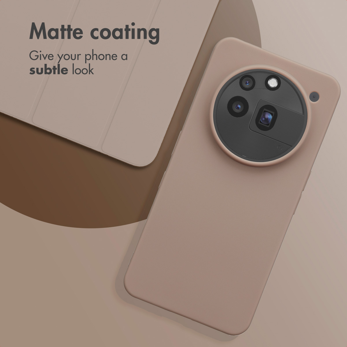 Un teléfono inteligente beige con acabado mate y un gran módulo de cámara circular en la parte posterior, junto a una funda.