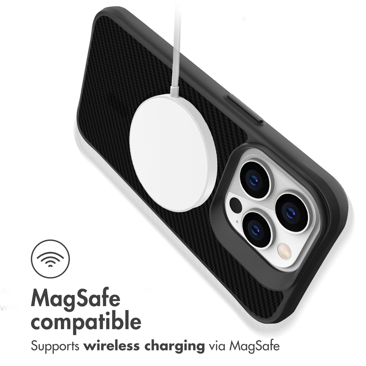 Una cover per telefono in fibra di carbonio nera con un caricabatterie MagSafe sul retro.