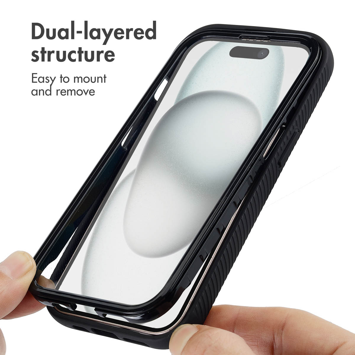 Handen houden een smartphone vast met een tweelaagse zwarte beschermhoes en schermprotector.