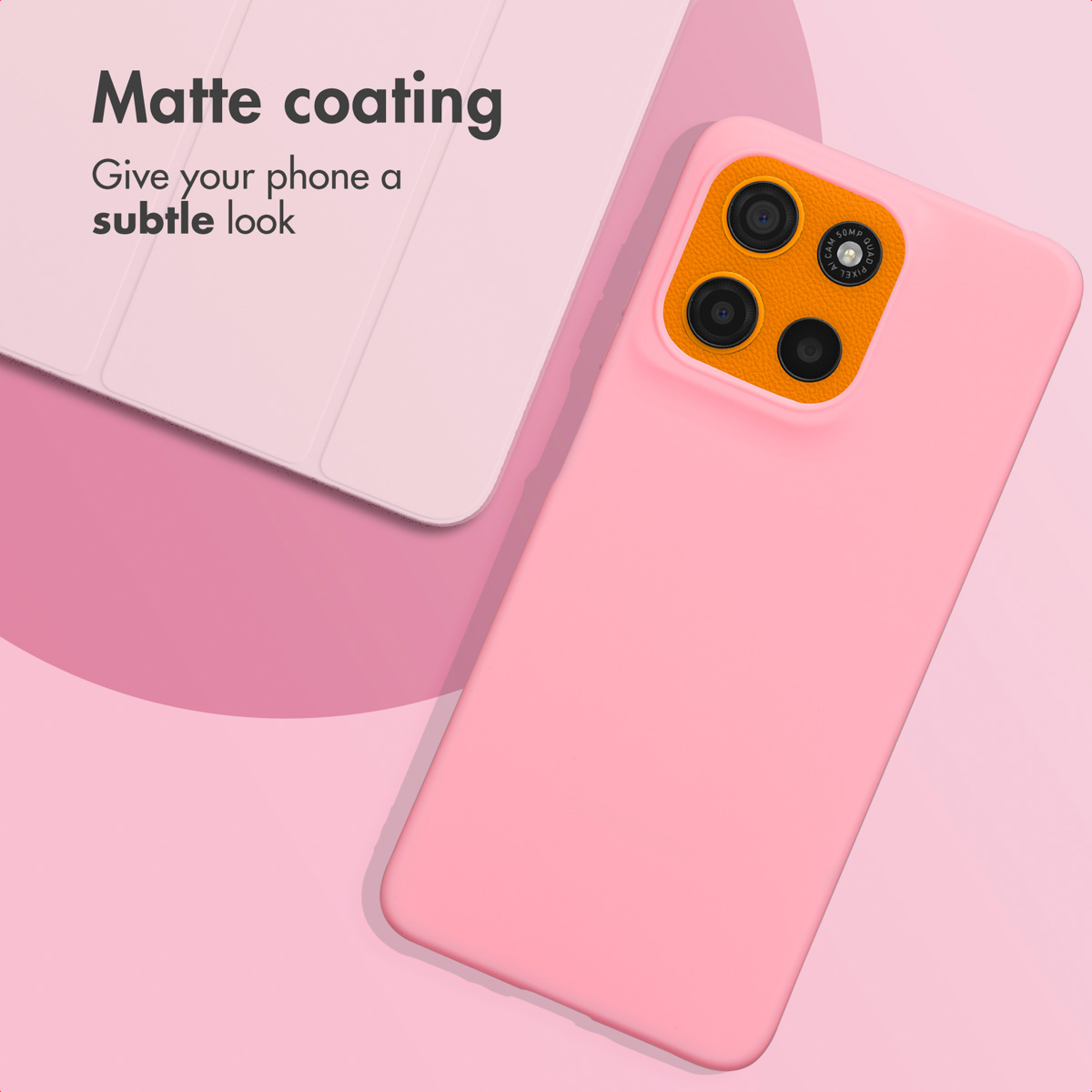 Funda de teléfono rosa con módulo de cámara naranja sobre fondo rosa, con texto sobre revestimiento mate.