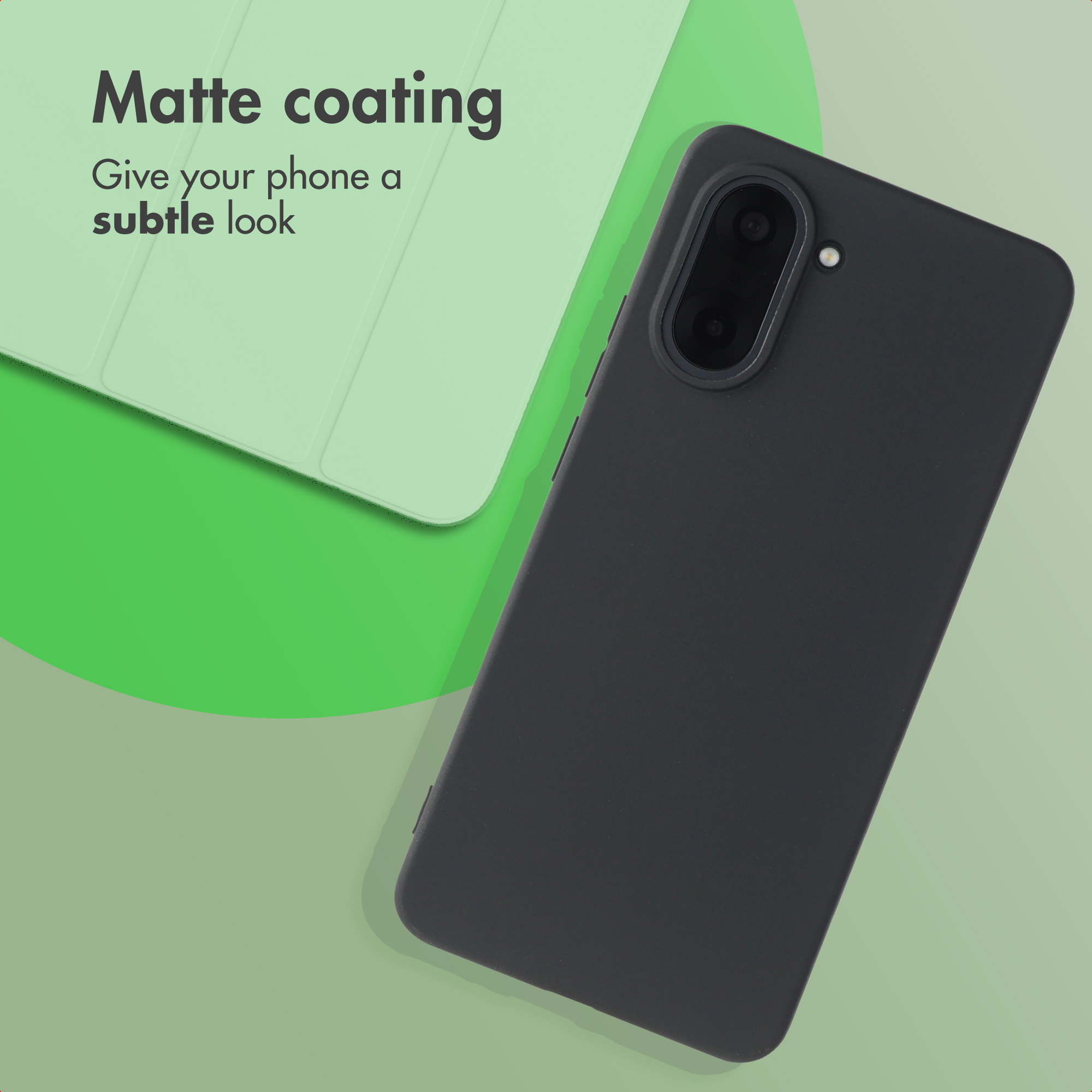Uno smartphone nero con cover opaca si trova su uno sfondo verde.