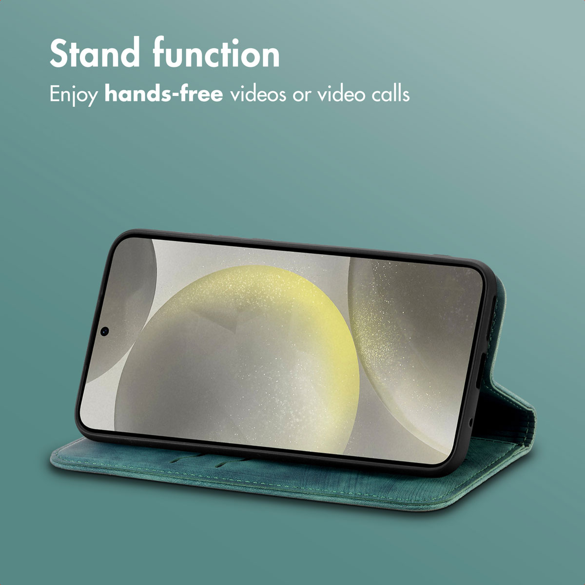 Un smartphone vert dans un étui portefeuille repose sur une surface devant un fond vert menthe.