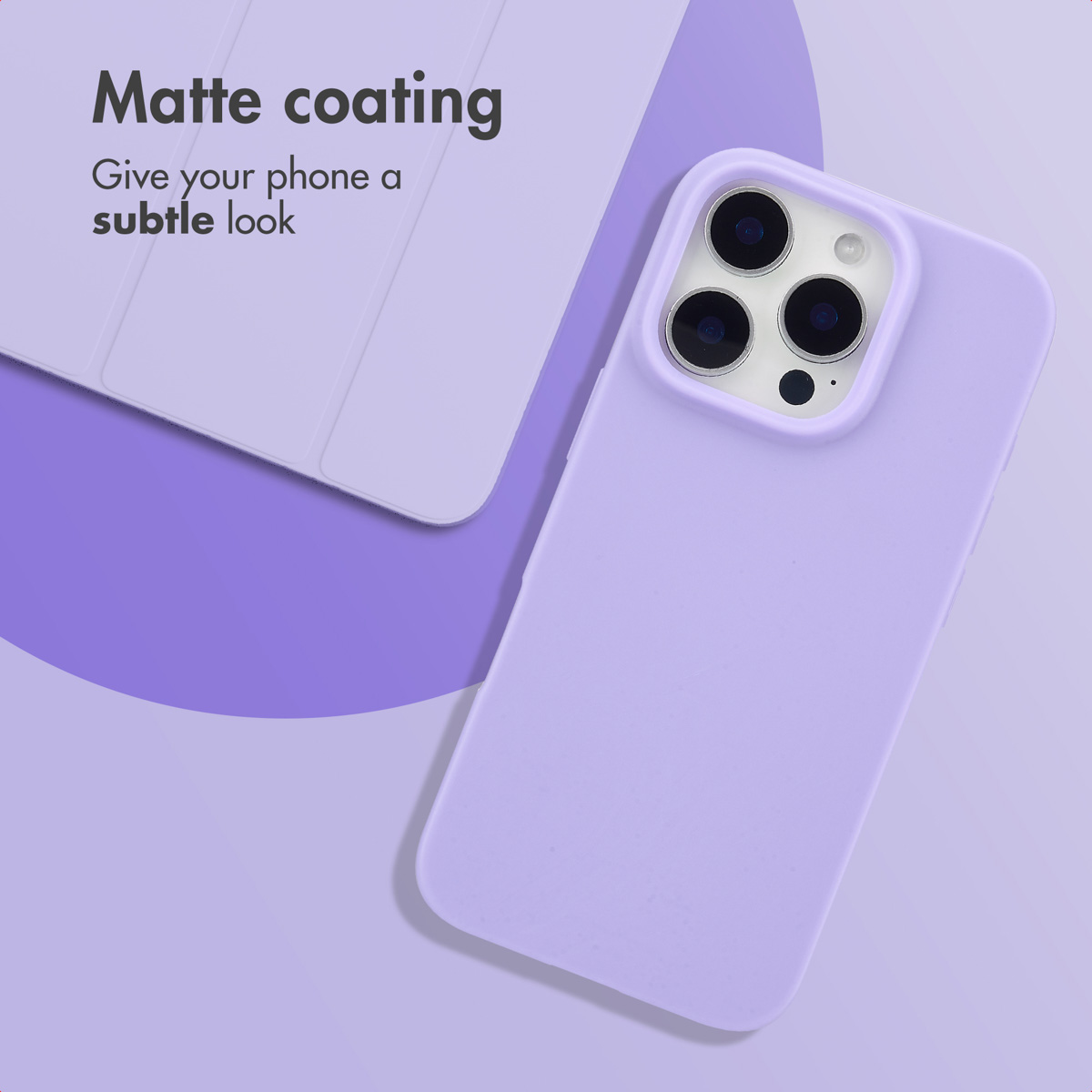 Un téléphone lilas clair dans une coque en silicone mate assortie, à côté d'un étui pliable, sur fond violet.